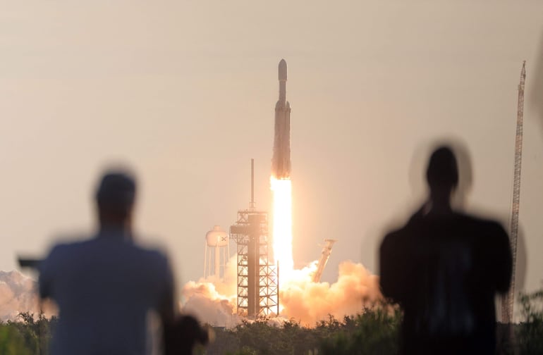 Un cohete Falcon Heavy de SpaceX, que transporta el telescopio espacial Nancy Grace Roman, despega del Complejo de Lanzamiento 39A del Centro Espacial Kennedy, en Florida, el 30 de agosto de 2026.