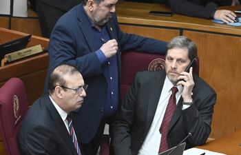 Los senadores cartistas Erico Galeano y Natalicio Chase junto al expulsado del PLRA, Edgar López.