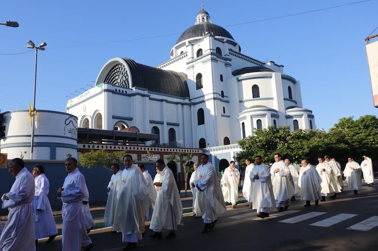 Numerosa concurrencia acompañó la emotiva renovación de promesas sacerdotales, destacando la participación de fieles, religiosos y autoridades eclesiásticas en una ceremonia marcada por la fe y la devoción.