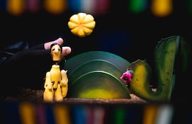 El teatro Lambe-Lambe, que se realiza a través de unas cajas y con personajes en miniatura, es una de las