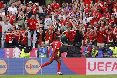 Breel Embolo, jugador de la selección de Suiza, festeja un gol en el partido frente a Hungría por la primera fecha del Grupo A de la Eurocopa 2024 en la ciudad de Colonia, Alemania.