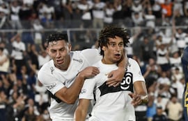 Los atacantes Adrián Alcaraz y Carlos Sebastián Ferreira se preparan para integrar la dupla ofensiva, en la visita de Olimpia al líder Nacional.