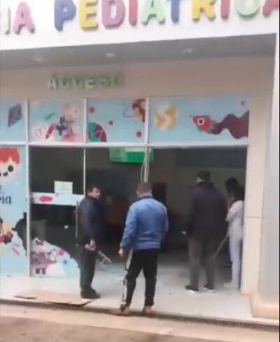 Así quedó el ingreso de pediatría del Hospital de Caaguazú luego del accidente causado por un automóvil conducido por un niño de 9 años.