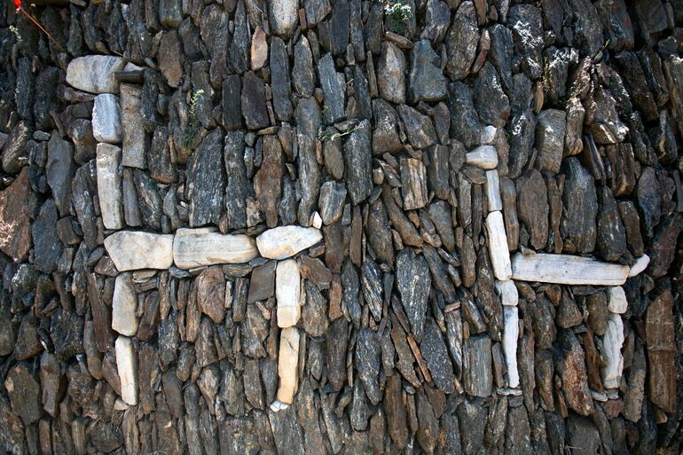Representación de Llamas con rocas blancas en una de las terrazas en ruinas de Choquequirao, yacimiento arqueológico inca en el Perú.