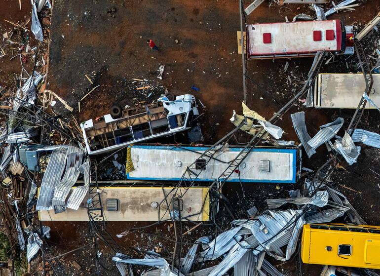 Fotografía aérea que muestra  la destrucción causada por un tornado en Rio Bonito do Iguaçu (Brasil). 
