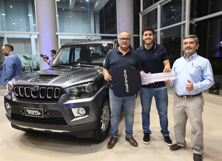 Luciano Capdevila, Tobías Capdevila, quien recibió las llaves de su Mahindra Pick Up, y Ondino Santacruz.