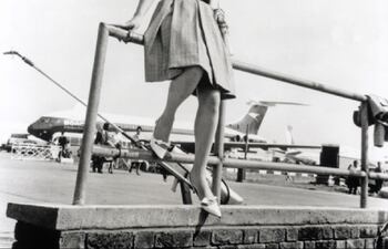 Astrud Gilberto en el aeropuerto de Heathrow, junio de 1965.