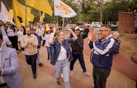 Sole Núñez en la Plaza de la Democracia con su equipo de control electoral.