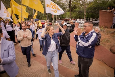 Sole Núñez en la Plaza de la Democracia con su equipo de control electoral.