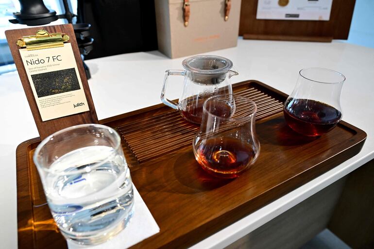 El café Nido 7FC Panamá, que cuesta 3600 AED (alrededor de 980 dólares estadounidenses), se presenta en la cafetería Julith Coffee en Dubái el 30 de octubre de 2025.