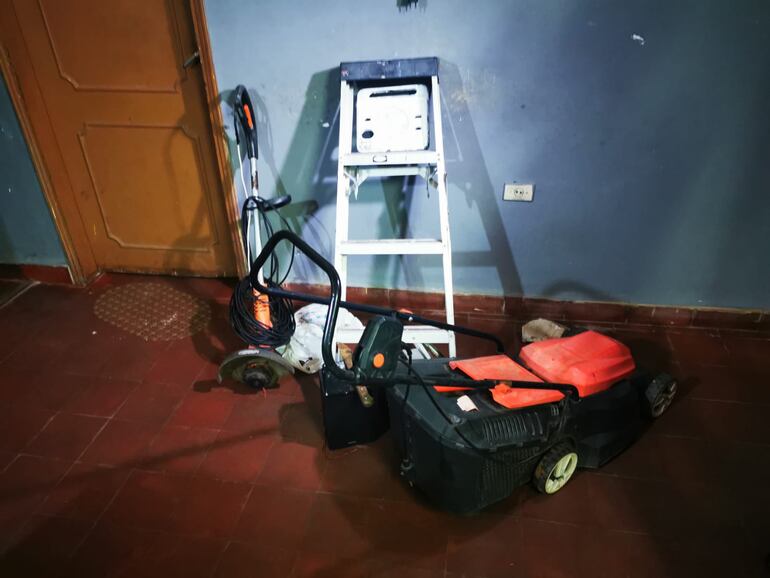 Objetos que fueron hurtados y recuperados en poder del aprehendido.