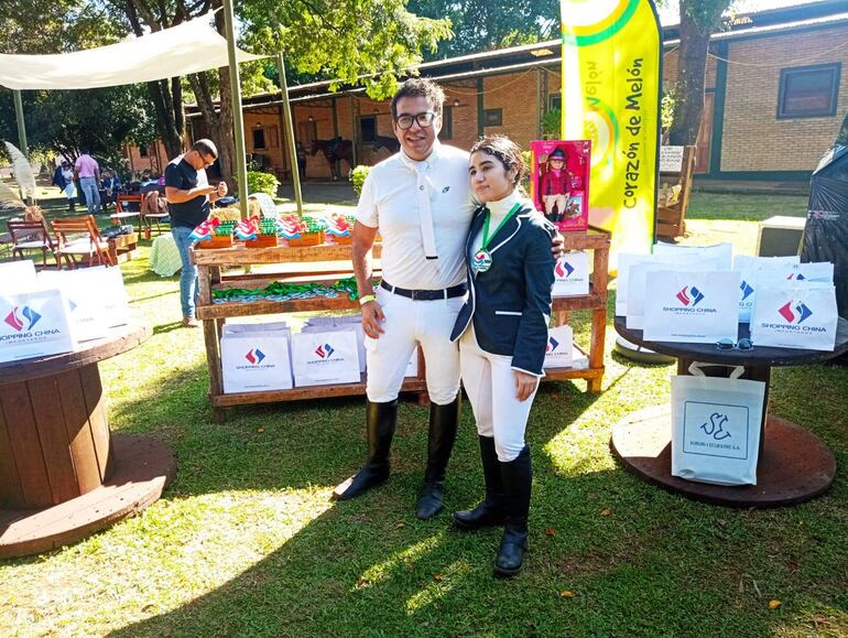 Fiorella Balbuena, ganadora en 0.60 Mayores, con su instructor Alejandro Galeano.