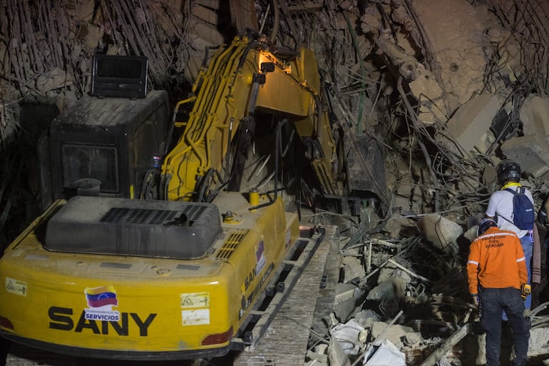 Integrantes de equipos de rescate trabajan , en un edifico afectado por un terremoto en la zona de Altamira en Caracas (Venezuela). 
