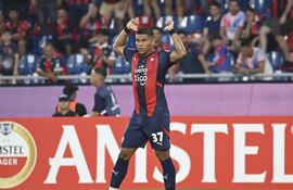 Diego León, futbolista de Cerro Porteño, celebra un gol en el partido frente a Monagas por la revancha de la Fase 2 de la Copa Libertadores 2025 en el estadio La Nueva Olla, en Asunción, Paraguay.