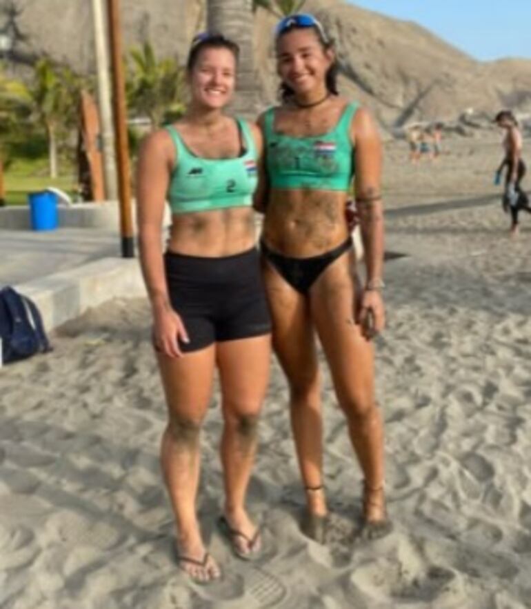 Romina Ediger (izquierda) junto a su dupla Sofía Paredes.