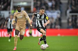 Newcastle United's Paraguayan midfielder #24 Miguel Almiron (R) vies with Bromley's English defender #30 Idris Odutayo (L) during the English FA Cup third round football match between Newcastle United and Bromley at St James' Park in Newcastle-upon-Tyne, north east England on January 12, 2025. (Photo by ANDY BUCHANAN / AFP) / RESTRICTED TO EDITORIAL USE. No use with unauthorized audio, video, data, fixture lists, club/league logos or 'live' services. Online in-match use limited to 120 images. An additional 40 images may be used in extra time. No video emulation. Social media in-match use limited to 120 images. An additional 40 images may be used in extra time. No use in betting publications, games or single club/league/player publications. /