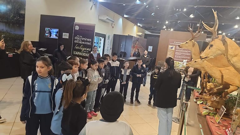 Niños visitan el Museo Histórico Ambiental de Yacyretá en Ayolas.