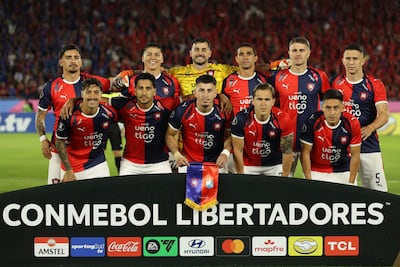 Jugadores de Cerro forman este jueves, en un partido de la Copa Libertadores entre Cerro Porteño y Sporting Cristal en el estadio La Nueva Olla, en Asunción (Paraguay).