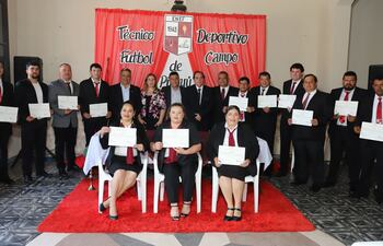 Formación de los nuevos técnicos en fútbol egresados en la Filial Pirayú. La mejor egresada es Laura Diana Falcón Acevedo.