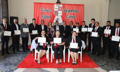 Formación de los nuevos técnicos en fútbol egresados en la Filial Pirayú. La mejor egresada es Laura Diana Falcón Acevedo.