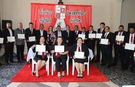 Formación de los nuevos técnicos en fútbol egresados en la Filial Pirayú. La mejor egresada es Laura Diana Falcón Acevedo.