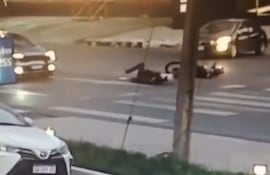 El motociclista cae al asfaltado luego de ser golpeado por la camioneta que está más atrás.
