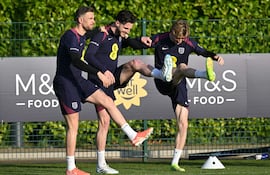 England's midfielder # Jordan Henderson (L), England's midfielder #04 Declan Rice (C) and England's midfielder #11 Anthony Gordon (R) take part in a training session at Tottenham's training ground, in Enfield, north of London on March 20, 2025 ahead of their UEFA World Cup Qualifying Group K football matches against Albania and Latvia. (Photo by JUSTIN TALLIS / AFP) / NOT FOR MARKETING OR ADVERTISING USE / RESTRICTED TO EDITORIAL USE