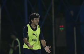 El entrenador de Cerro Porteño, Gustavo Adolfo Costas Makeira (63 años) dando indicaciones en el duelo ante Sportivo Trinidense, disputado en Itauguá.