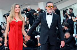 El actor español Antonio Banderas junto a su pareja Nicole Kimpel llegando al estreno de 'Babygirl' durante el 81º Festival de Cine de Venecia.