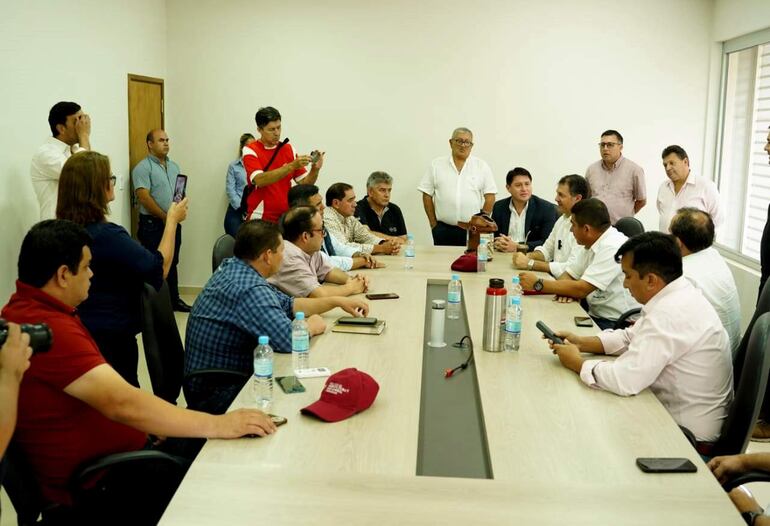 Los intendentes municipales se reunieron con el ministro de Agricultura y Ganadería, Carlos Giménez; el gobernador de Caazapá, Cristian Acosta, y el diputado nacional Avelino Dávalos.