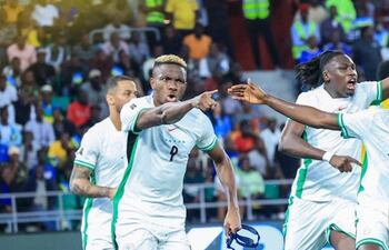 Victor Osimhen celebra uno de los dos tantos que anotó en la prórroga para el triunfo de Nigeria.