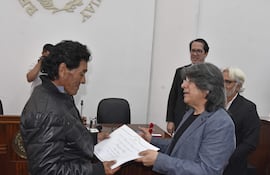 El artista nivaclé Osvaldo Pitoé recibiendo el reconocimiento como "Maestro del Arte" en el Centro Cultural de la República El Cabildo.