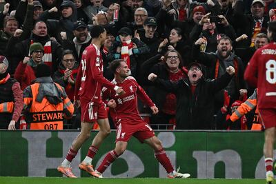 El centrocampista argentino del Liverpool, el número 10 Alexis Mac Allister (C), celebra tras marcar el gol que abrió el marcador en el partido de fútbol de la fase de liga de la UEFA Champions League entre el Liverpool y el Real Madrid en Anfield en Liverpool, noroeste de Inglaterra.