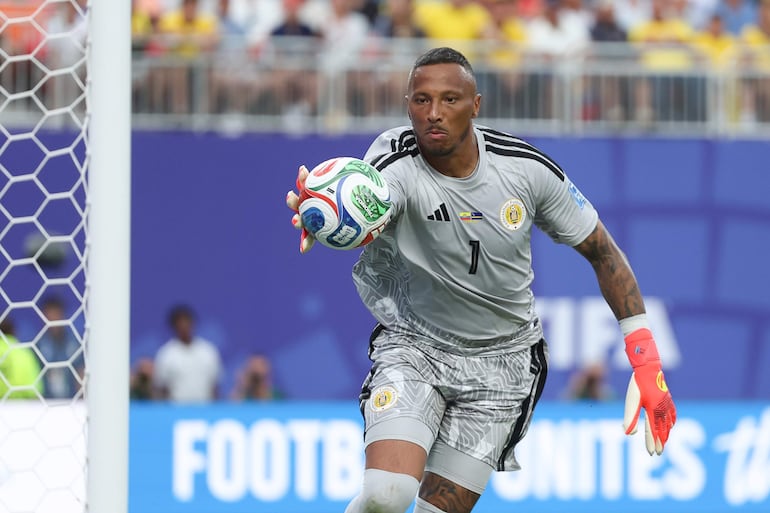 Eloy Room (i) de Curazao ataja un balón este sábado, en un partido del grupo E del Mundial de la FIFA 2026 entre Ecuador y Curazao en el estadio Arrowhead en Kansas City (Estados Unidos).