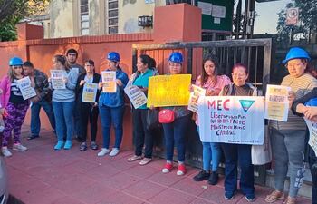Los padres reclaman que desde el inicio de clases no hay docentes para una de las tecnicaturas.