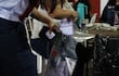 Una persona deposita su voto este domingo, durante la jornada de elecciones internas en Asunción.