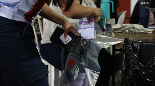 Una persona deposita su voto este domingo, durante la jornada de elecciones internas en Asunción.