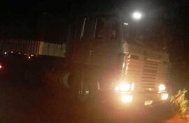 El camión semi remolque de Julio López cuando salia del aserradero de la compañía Dolores.