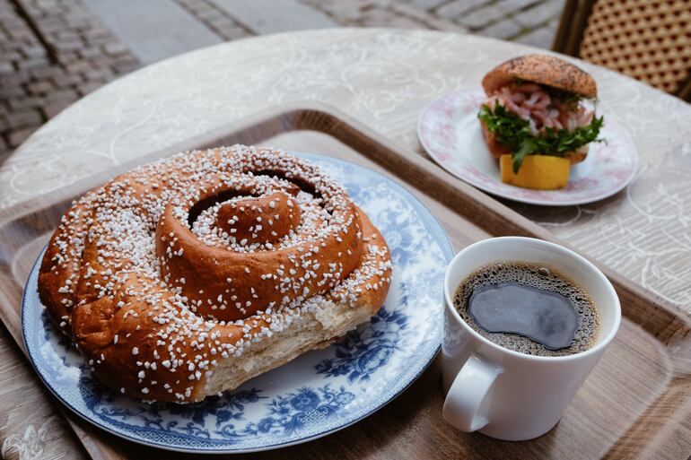 Famoso rollo de canela en un popular café en las calles de Gotemburgo, Suecia.
