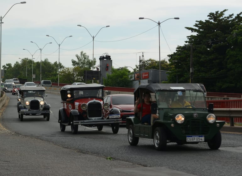 Parte de la "caravana de la solidaridad" que formó parte del 3° Raid Latinoamericano, circulando por las calles de Asunción.