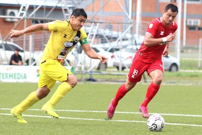 El capitán recoletano Carlos Antonio Vera maneja el esférico ante la presencia cercana del delantero Carlos  Díaz, en la paridad de ayer en el Comité Olímpico Paraguayo. (Foto: APF)