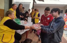 Integrantes del Club de Leones de Fernando de la Mora agasajaron a más de 100 pequeños del Centro de Apoyo Integral y Escolar ´Virgen de Caacupé por el del Día del Niño.