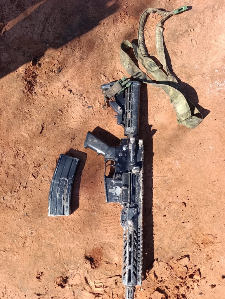 Uno de los fusiles incautados, según exámenes de balística las armas ya fueron uasadas en ataques e invasiones de varias propiedades de la zona.