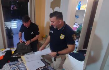 Imágenes del allanamiento en la vivienda de un exjugador que sería el líder del esquema de sobornos y amaños en partidos de fútbol.