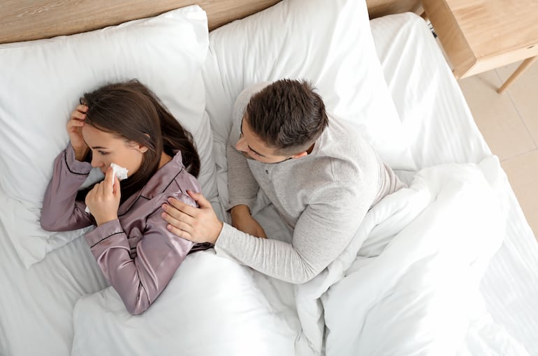 Pareja en la cama.