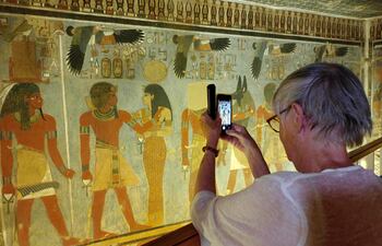 Una turista visita la tumba del rey Amenhotep III en el Valle de los Reyes, cerca de la ciudad de Luxor, el 4 de octubre de 2025, después de que fuera oficialmente abierta al público tras casi dos décadas de trabajos de restauración y mantenimiento apoyados por la UNESCO y el gobierno japonés.