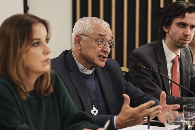 LISBOA (PORTUGAL), 12/12/2023.- El obispo de Leiria-Fátima, José Ornelas Carvalho, durante la presentación del informe de actividades y del "Manual para la prevención de la violencia sexual contra menores y adultos vulnerables en el contexto de la Iglesia católica en Portugal" este martes, en Lisboa./ EFE/ João Relvas