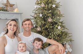 ¡Bella familia! Ceci Fernández y Walter Clar con sus mayores tesoros, Agos y Facu, aguardan felices la Navidad.