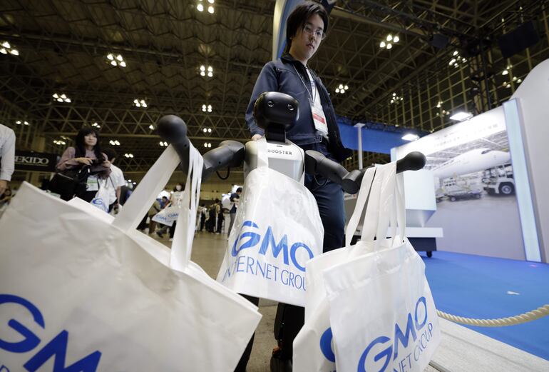 Un robot Booster sostiene bolsas en el estand de GMO Internet Group durante la Japan Drone Expo 2026 en Chiba, cerca de Tokio, Japón, el 3 de junio de 2026.
