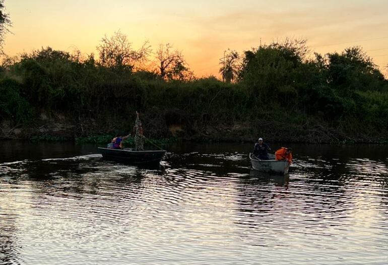 Uniformados de la Armada en el río Paraguay.